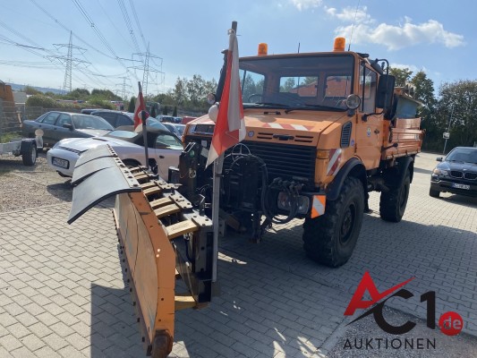 Bild Unimog U1250 Kipper mit Schneepflug und Aufsatzstreuer
